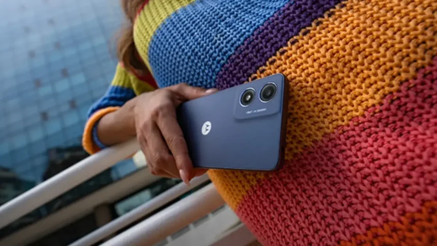 Pessoa segurando o Moto G04s preto na mão.