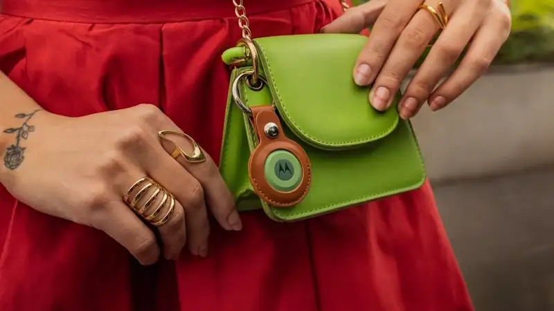 Motorola lança Moto Tag com tecnologia UWB e compatibilidade com o Encontre Meu Dispositivo moto tag na bolsa
