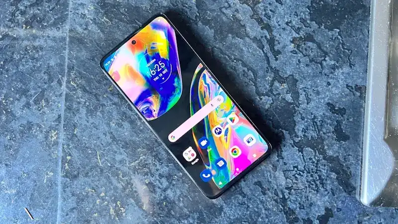AMOLED ou OLED? Separamos 10 smartphones custo benefício em 2024 Foto do Moto G82 com a tela ligada
