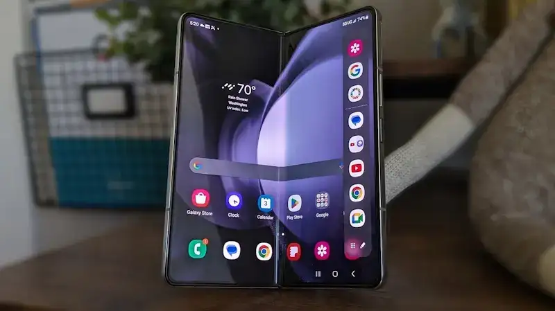 Top 7 celulares com 256 GB de memória em 2024 Smartphone dobrável Galaxy Z Fold 5 semi aberto