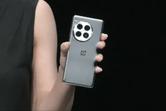 Foto de uma pessoa segurando o OnePlus Ace 3 Pro prata.