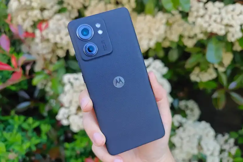 Os 10 melhores smartphones para comprar em 2024 até agora Mão segurando o Motorola Edge 40