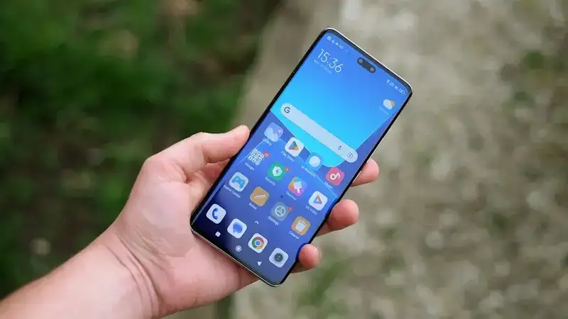 Dicas para otimizar seu celular da Xiaomi e acabar com os travamentos Mão segurando o Xiaomi 13 Lite