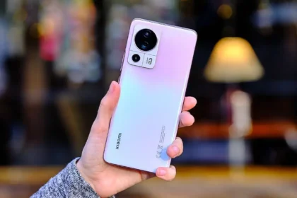 Xiaomi 13 Lite rosa sendo segurado.