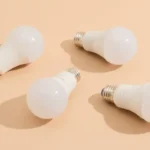 Lâmpadas inteligentes soltas sobre superfície.