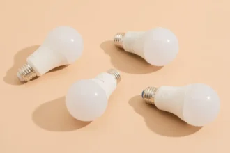 Lâmpadas inteligentes soltas sobre superfície.