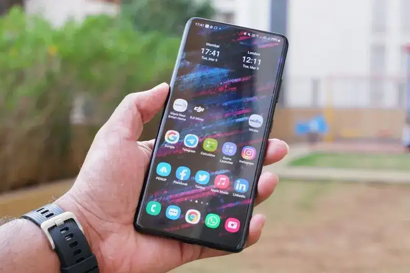 Linha Galaxy S21 recebe atualização de segurança de agosto Imagem ilustrativa de aparelho da linha Galaxy S21, que recebeu a atualização de agosto de 2024.