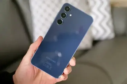 foto da parte traseira do samsung galaxy a55 5g