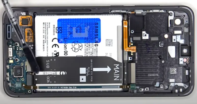 Galaxy S24 FE: veja o processo de desmontagem do smartphone galaxy s24 fe desmontado