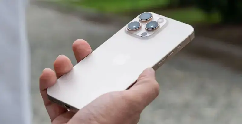 iPhone 16 é a linha menos popular da Apple desde o iPhone 12 iphone 16 pro max sendo segurado