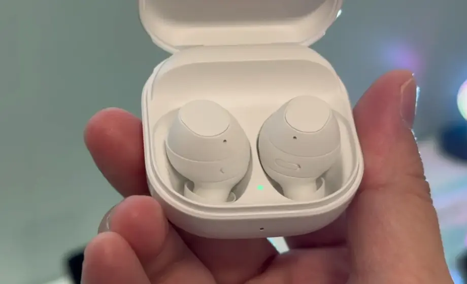 samsung galaxy buds fe branco imagem ilustrativa