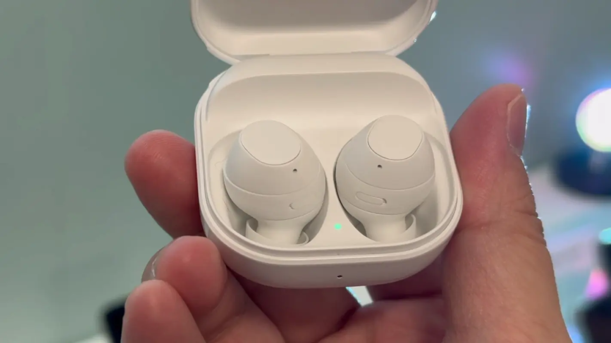 samsung galaxy buds fe branco imagem ilustrativa