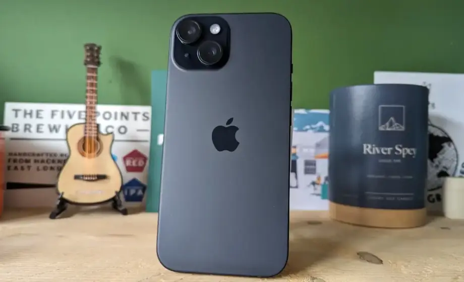 foto da traseira do iphone 15 preto
