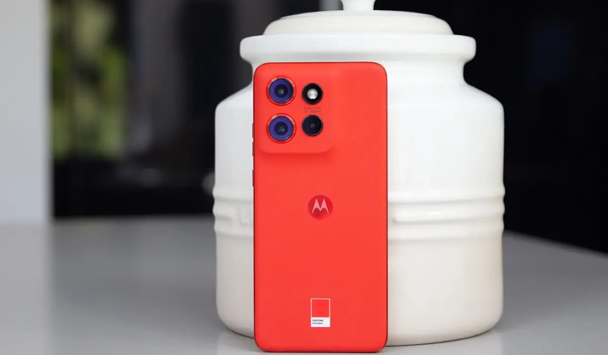 traseira do motorola edge 50 neo na cor vermelha