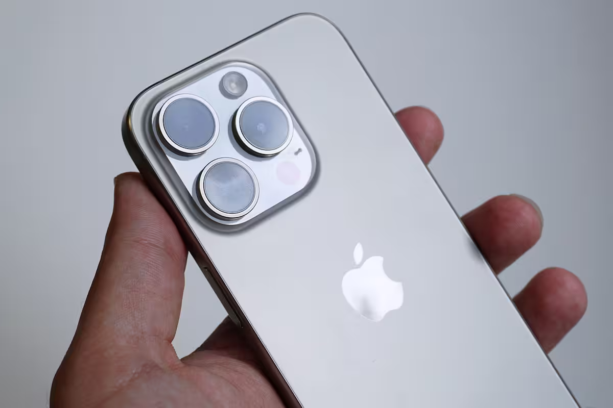 imagem ilustrativa do iPhone 15 Pro, que será atualizado com o Visual Intelligence