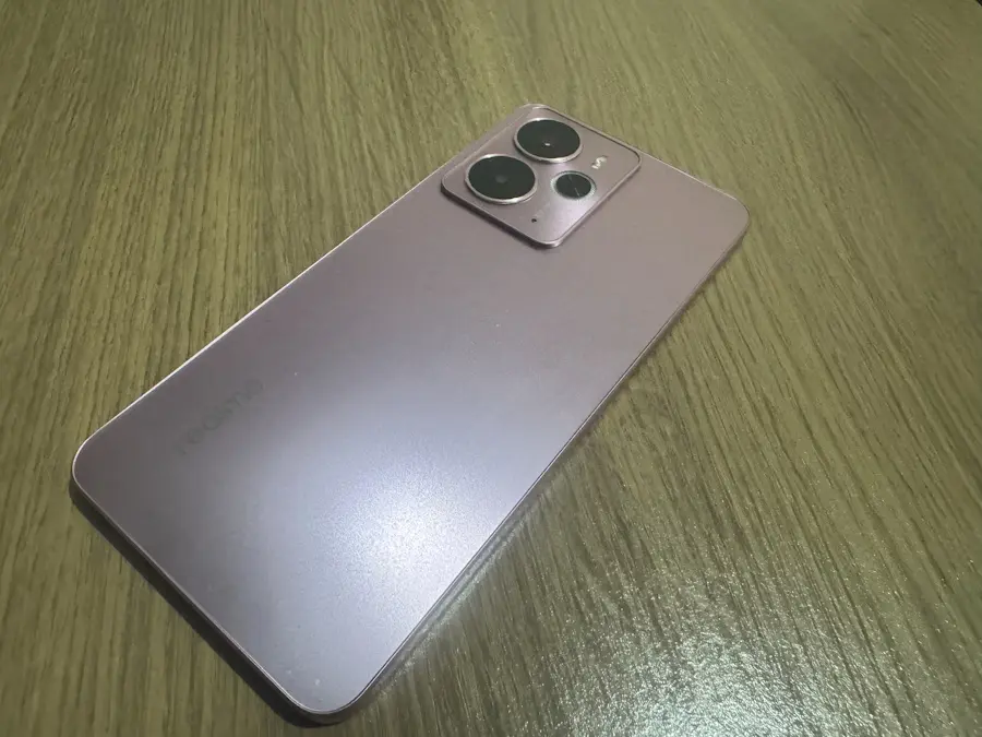 realme 14 5G vs realme 14T: qual deles vale mais a pena comprar em 2025? realme 14 rosa